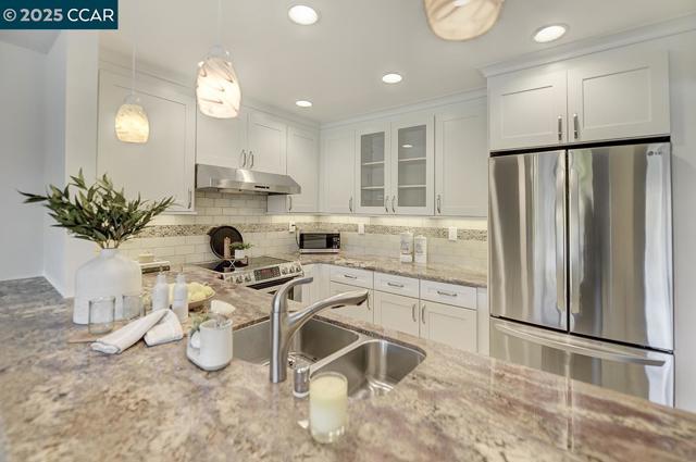 3136 Tice Creek Dr, Walnut Creek CA: https://media.crmls.org/mediaz/31b4c282-3cb0-4dc2-9b25-a73bd7fe351e.jpg