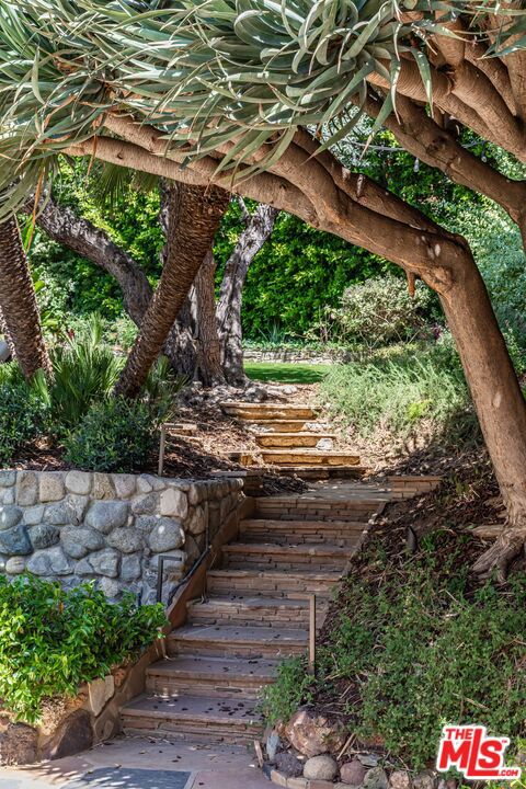 1136 N Doheny Drive, Los Angeles CA: https://media.crmls.org/mediaz/31b4ce6d-596e-44d0-9eb9-95c28ec81435.jpg