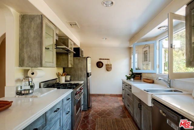 21316 Encina Road, Topanga CA: https://media.crmls.org/mediaz/31b5601b-e549-489b-bbe1-d57442fa8a6f.jpg