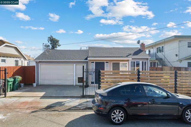 7447 Lockwood St, Oakland CA: https://media.crmls.org/mediaz/31b5e501-bcdb-482d-b64d-3fb623d9df44.jpg