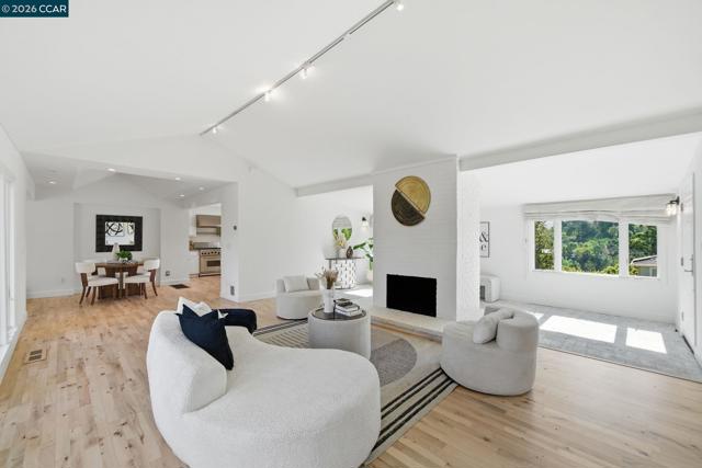 102 Hillcrest Dr, Orinda CA: https://media.crmls.org/mediaz/31b62954-21bb-4481-8e2d-7918d19108cf.jpg