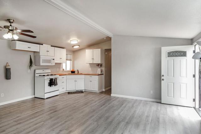 3320 Del Monte Boulevard, Marina CA: https://media.crmls.org/mediaz/31b65cb6-40f6-450d-9528-5a09150563ef.jpg