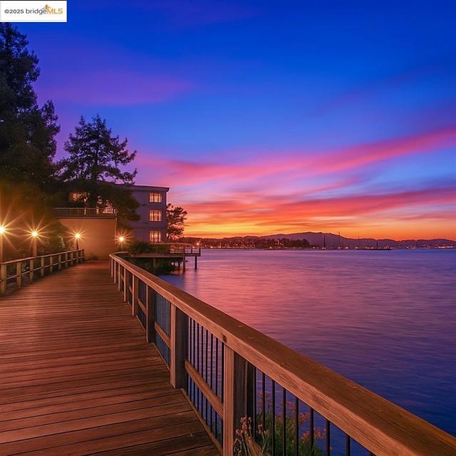 7 Commodore DR, Emeryville CA: https://media.crmls.org/mediaz/31b6fcff-f13f-4ea2-9a6d-0bf8048a3af0.jpg