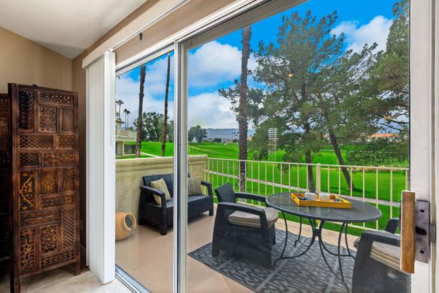 285 Desert Falls E Drive, Palm Desert CA: https://media.crmls.org/mediaz/31b732f3-4dd9-4c71-ac81-aa286e0c652d.jpg