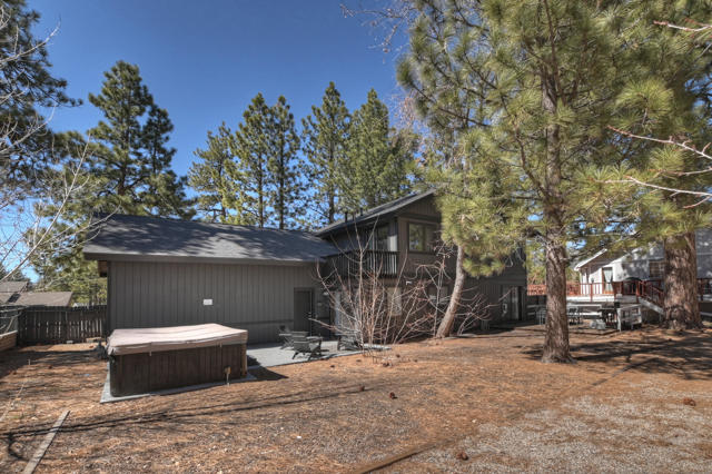 271 Bluebird Court, Big Bear CA: https://media.crmls.org/mediaz/31b82195-eb2a-44cb-99ae-eef130219d6b.jpg