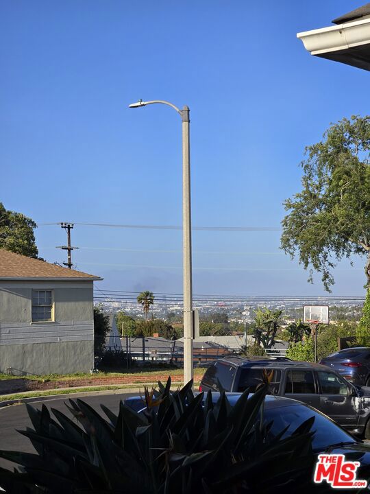 4512 Chasar Place, Los Angeles CA: https://media.crmls.org/mediaz/31b92716-1dce-46a0-8c09-7e6c11f08579.jpg