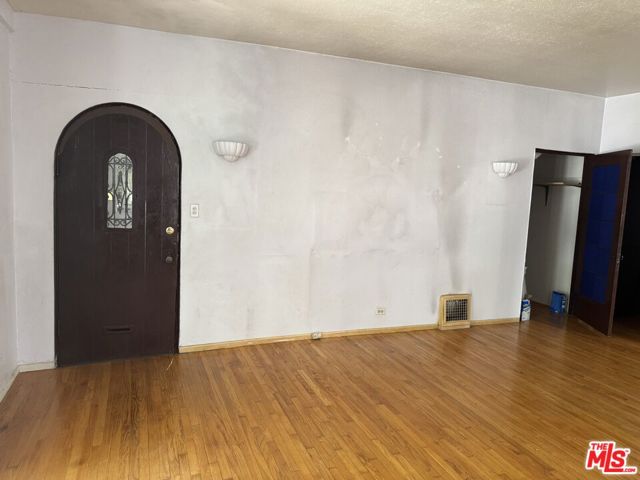 1531 Silver Lake Boulevard, Los Angeles CA: https://media.crmls.org/mediaz/31b9fe56-892b-4cbc-b2d7-02fe7a30842f.jpg