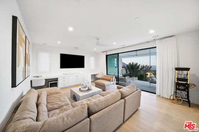20216 W Albion Way, Porter Ranch CA: https://media.crmls.org/mediaz/31babf5f-f8bb-4d57-87cf-f97abfb0d103.jpg
