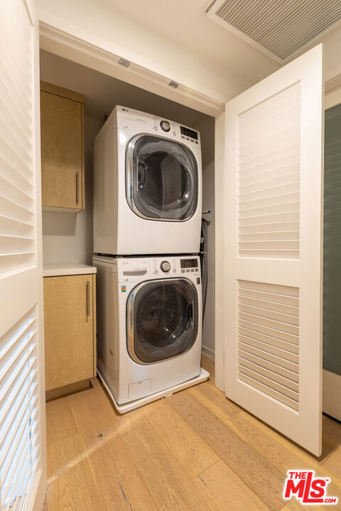 4240 Laurel Canyon Boulevard, Studio City CA: https://media.crmls.org/mediaz/31bb3821-3140-446a-8a64-d27bc06f20a4.jpg