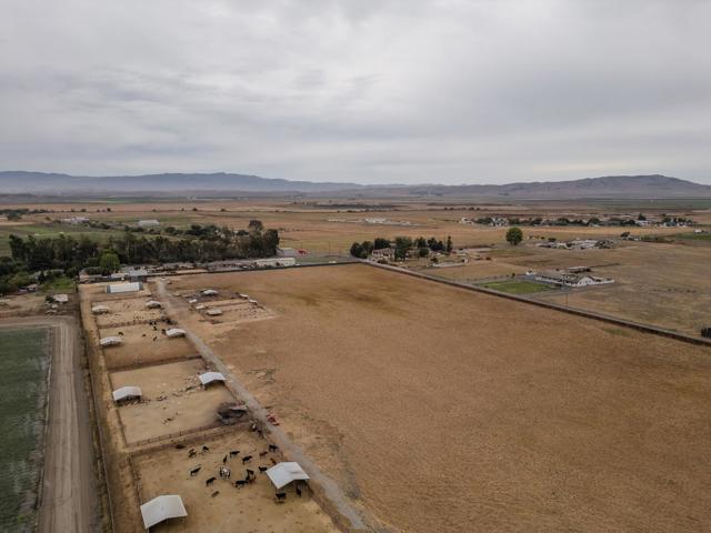 790 Shore Road, Hollister CA: https://media.crmls.org/mediaz/31bd5e45-5987-4406-9ef0-c44463fd0678.jpg