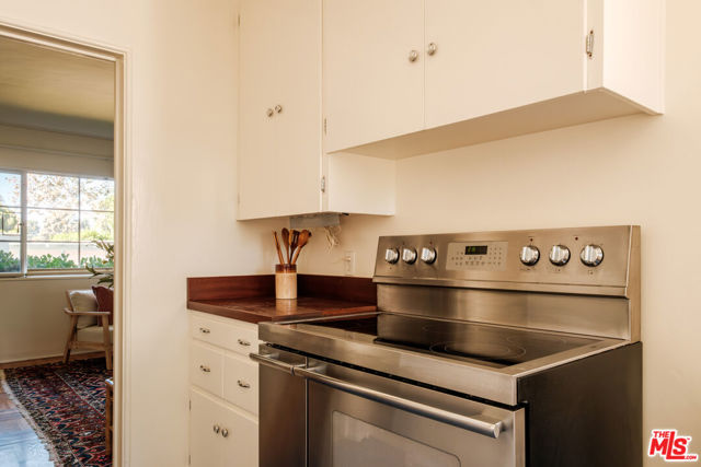 5273 Village, Los Angeles CA: https://media.crmls.org/mediaz/31beba85-49b7-4a16-9a14-c6c725401728.jpg