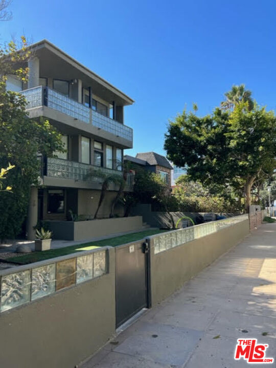 20 28TH Avenue Venice, California Special Price! 2 CAR GARAGE included. Bright and airy 3 bd 2 ba unit off the coveted Venice walk street. Balcony off the living room steps from the Beach on a tranquil walk st with view of the Ocean. Open floor plan perfect for a Family. laundry inside the unit. Located in great part of Venice close to Abbott Kinney, Washington and the Venice boardwalk.