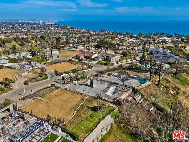 917 Enchanted Way, Pacific Palisades CA: https://media.crmls.org/mediaz/31bef11f-1ccf-4a13-9791-73a11099ba41.jpg