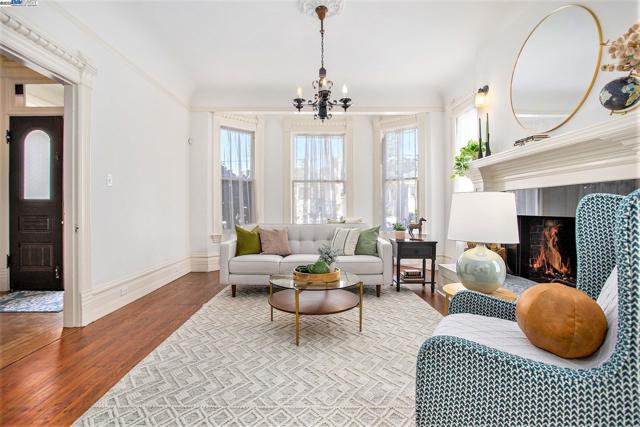 2120 Encinal Ave, Alameda CA: https://media.crmls.org/mediaz/31bf954e-d52a-4687-a701-816c3b246277.jpg