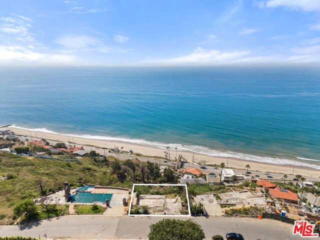 17624 Tramonto Drive, Pacific Palisades CA: https://media.crmls.org/mediaz/31c01b1d-2844-4c71-9b7a-03cc0a25e925.jpg