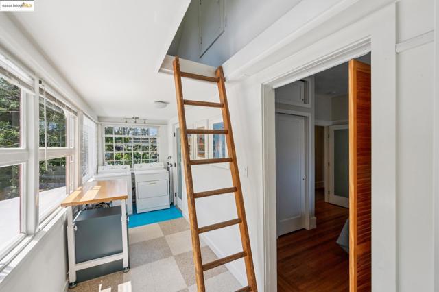 485 Hardy St, Oakland CA: https://media.crmls.org/mediaz/31c0b746-3040-4b4e-a152-f0871fa47a73.jpg