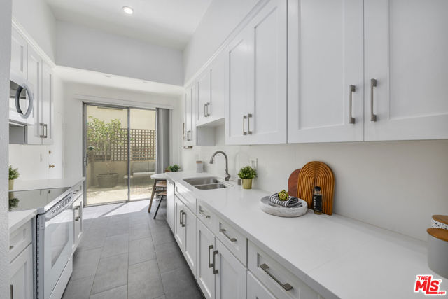 350 S Spalding Drive, Beverly Hills CA: https://media.crmls.org/mediaz/31c14fd6-f775-4daa-ac13-d40644aa7854.jpg