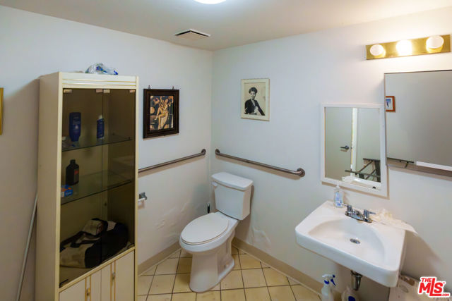 7801 Crenshaw Boulevard, Los Angeles CA: https://media.crmls.org/mediaz/31c183bd-17fa-48eb-b3ed-41e756cd35e0.jpg