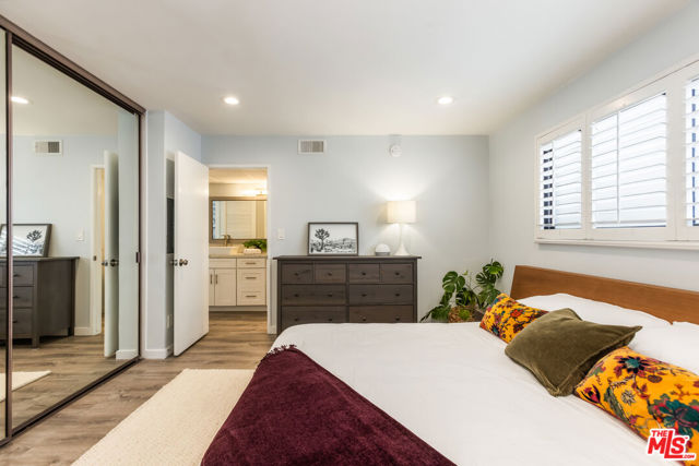 11828 Goshen Avenue, Los Angeles CA: https://media.crmls.org/mediaz/31c18af4-3045-440e-8bcf-26831a7e04c9.jpg
