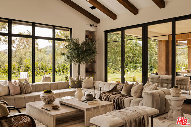 26719 Mulholland Highway, Calabasas CA: https://media.crmls.org/mediaz/31c1f20d-3b6a-4705-bee2-20896b2ffbfa.jpg