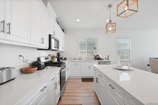 29078 Long Horn Ln, Winchester CA: https://media.crmls.org/mediaz/31c1f637-98a6-4e0c-bb54-67c320aeaa09.jpg
