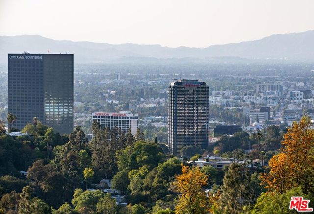 7209 Sunnydip Trail, Los Angeles CA: https://media.crmls.org/mediaz/31c2120e-4313-4e85-89ff-365becf928b0.jpg