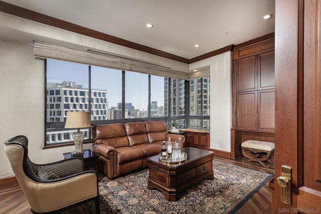 700 Front St, San Diego CA: https://media.crmls.org/mediaz/31c2491b-3ae6-4fa3-b074-2fcf284be3cd.jpg