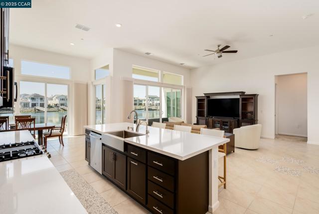 3305 Delta Coves Dr, Bethel Island CA: https://media.crmls.org/mediaz/31c28d16-24ac-4be8-ba01-654a706149ab.jpg