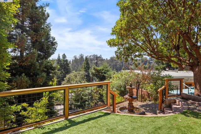 5708 Colton Blvd, Oakland CA: https://media.crmls.org/mediaz/31c39708-c3c7-493c-a0e1-c0daf9423521.jpg