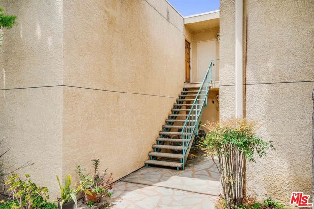 18307 Burbank Boulevard, Tarzana CA: https://media.crmls.org/mediaz/31c467b0-2b9c-4ce5-a91d-f90a3aecf38f.jpg
