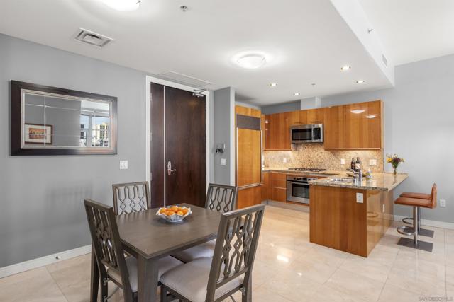 550 Front St, San Diego CA: https://media.crmls.org/mediaz/31c57119-a480-452d-b194-3056d230eac0.jpg