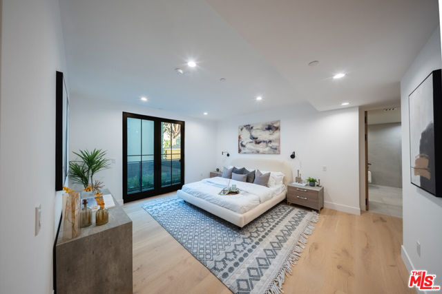 10352 Riverside Drive, Toluca Lake CA: https://media.crmls.org/mediaz/31c623ff-e13a-4a30-98d0-852c83c5c83f.jpg