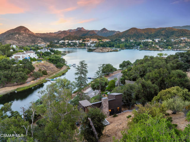 141 Lake Sherwood Drive, Lake Sherwood CA: https://media.crmls.org/mediaz/31c6b5ce-c71f-4462-a34d-69a6847b3cb6.jpg