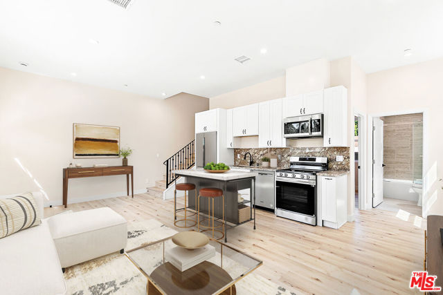 16698 W Moorpark Street, Encino CA: https://media.crmls.org/mediaz/31c754c4-3dc2-44d2-8547-9798377fabaf.jpg