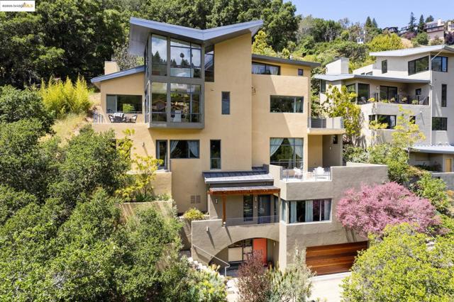 1015 Grand View Dr, Berkeley CA: https://media.crmls.org/mediaz/31c77575-fe66-4910-9ab6-68c761d4e2ed.jpg