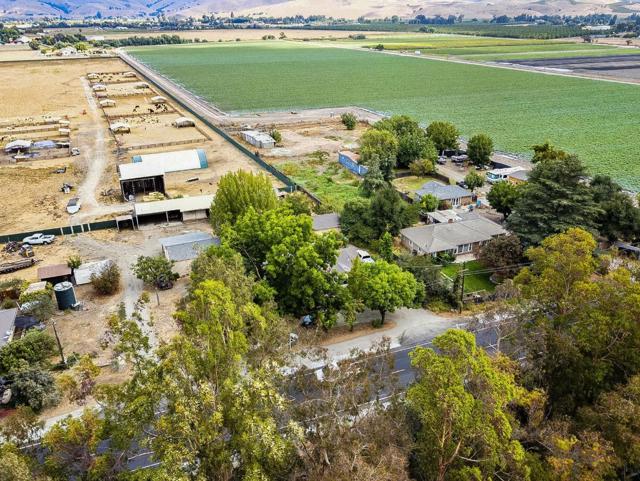 790 Shore Road, Hollister CA: https://media.crmls.org/mediaz/31c894e1-5d51-403e-8152-ca0ffff7918d.jpg