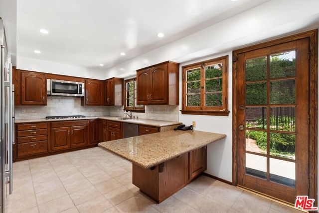 2276 Westridge Road, Los Angeles CA: https://media.crmls.org/mediaz/31c8af79-d806-4e6c-b87f-f1c642d26d1c.jpg