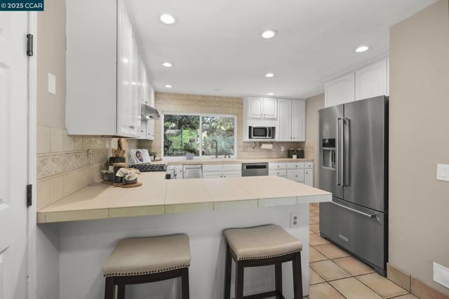 1020 Molad Ct, Concord CA: https://media.crmls.org/mediaz/31c959d6-23f2-470d-a293-14c4ae0701a7.jpg