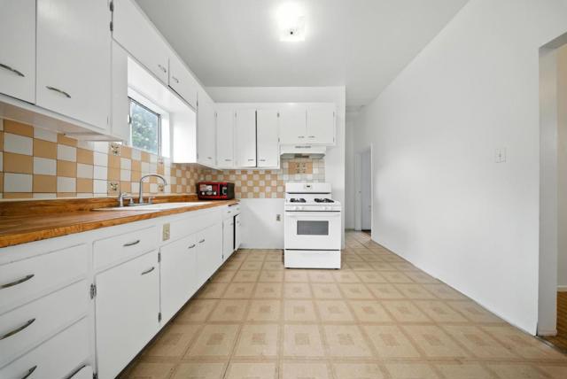 943 26th Street, Oakland CA: https://media.crmls.org/mediaz/31ca1047-438b-4c8c-a326-70e2d1e0979b.jpg