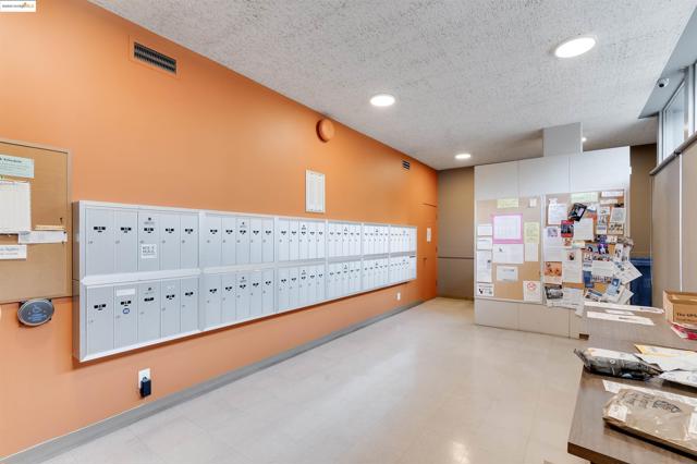 2550 Dana St, Berkeley CA: https://media.crmls.org/mediaz/31ca10d6-69a5-4e99-9604-25f68fa1bd76.jpg