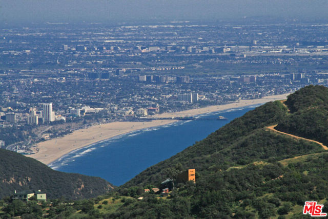 21965 Saddle Peak Road, Topanga CA: https://media.crmls.org/mediaz/31ca7aec-d4d5-4244-9416-6f43d7f7859e.jpg
