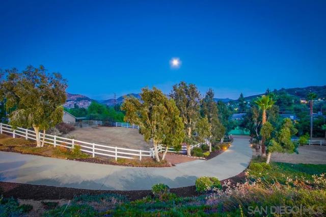 2543 Daisy Ln, Fallbrook CA: https://media.crmls.org/mediaz/31cb17e9-46a2-4394-890e-cccb24f22ae3.jpg