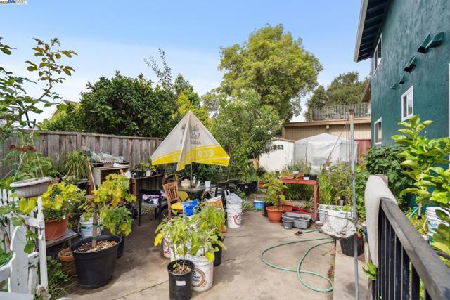 2120 Encinal Ave, Alameda CA: https://media.crmls.org/mediaz/31cb6f13-8d0d-4916-acd6-0772c3c2c584.jpg