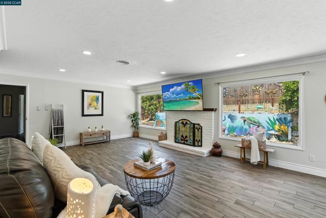 1201 Valle Vista Ave, Vallejo CA: https://media.crmls.org/mediaz/31cbe0ce-0cc0-42b1-b8f0-b799e9b705e0.jpg