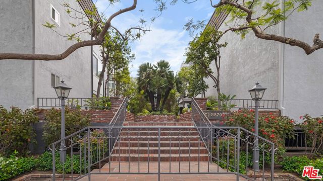 5870 Green Valley Circle, Culver City CA: https://media.crmls.org/mediaz/31cc348a-4ccd-4e56-906e-52d2463d6619.jpg