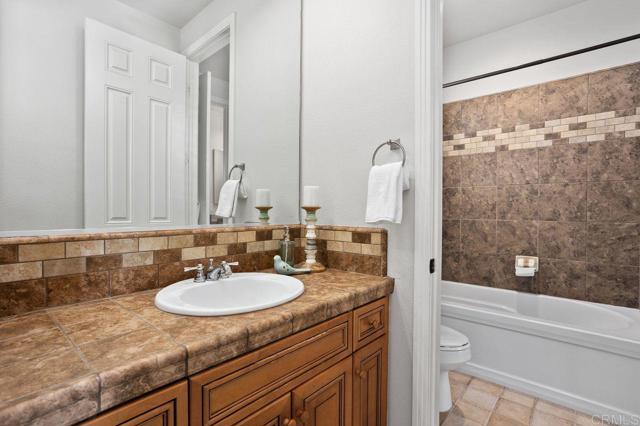 648 California Oak Drive, Vista CA: https://media.crmls.org/mediaz/31ccbb70-8f5d-47bb-92da-1fa40252f01f.jpg
