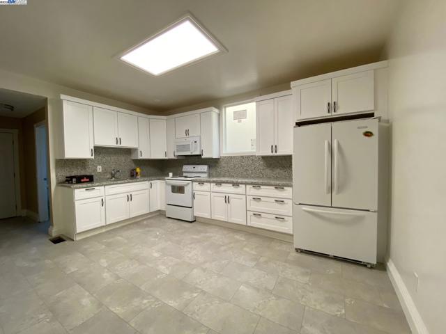 712 S 2Nd St, San Jose CA: https://media.crmls.org/mediaz/31cd92ec-4e5b-41bb-acb6-1fb357803794.jpg