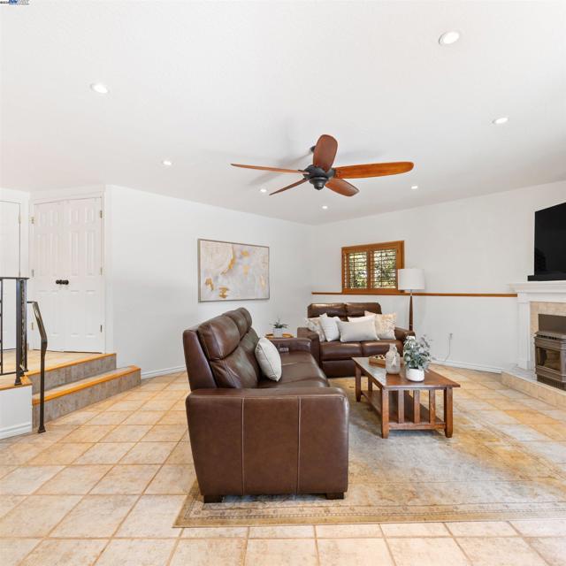 18767 Lamson Rd, Castro Valley CA: https://media.crmls.org/mediaz/31ce1d31-7b51-46fc-87e0-5df13b783008.jpg