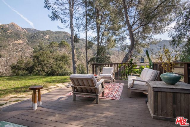 886 Camino Colibri, Calabasas CA: https://media.crmls.org/mediaz/31cf03e2-8dd0-441d-9a4d-bedb8e3b5a36.jpg