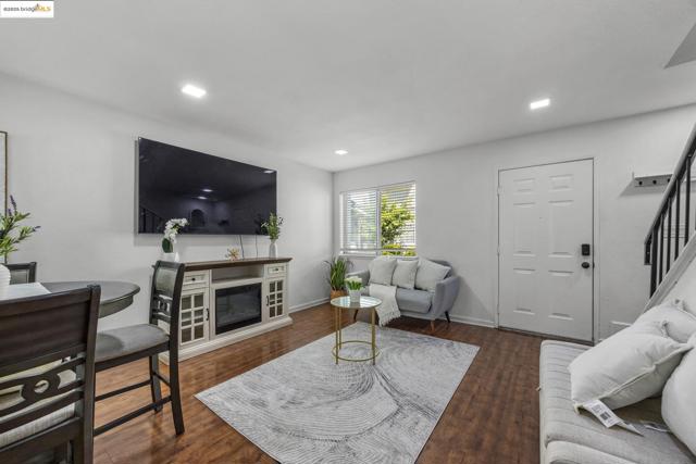 21564 Meekland ave, Hayward CA: https://media.crmls.org/mediaz/31cf8e85-5d88-45a8-b4d0-96f4c31b44f0.jpg